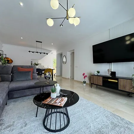 Holiday home Stunning 3bd, 2bh With Pool, Bbq Terrace