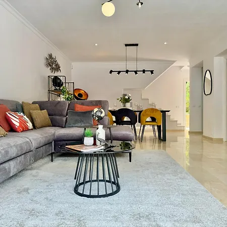 Stunning 3bd, 2bh With Pool, Bbq Terrace Holiday home *